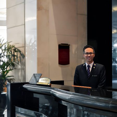 Intercontinental Grand Stanford Hong Kong By Ihg Exterior foto A hotel concierge