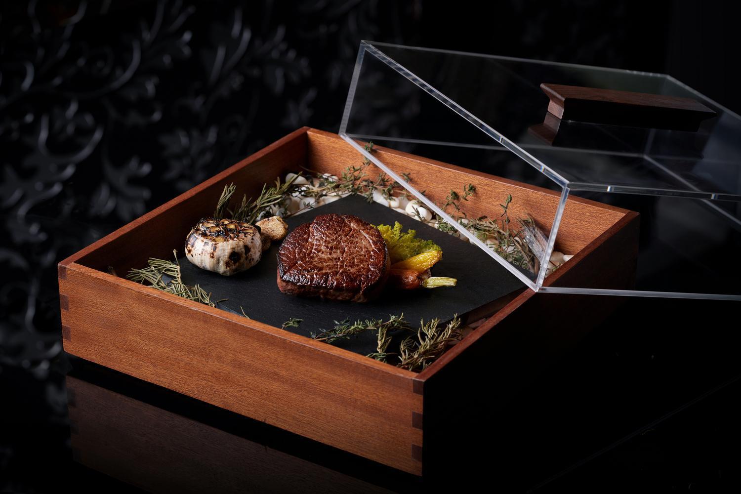 Intercontinental Grand Stanford Hong Kong By Ihg Exterior foto A steak at the restaurant